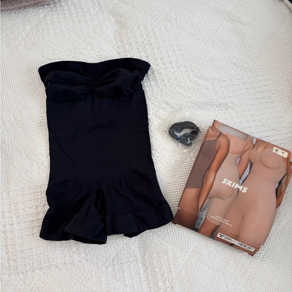 SKIMS seamless sculpt strapless shortie Black Bodysuit